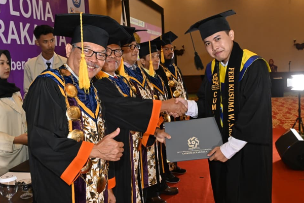 Penyerahan Ijazah Wisuda XXIII STMIK AMIKOM Surakarta