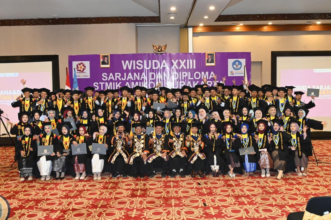 Foto Bersama Wisudawan STMIK AMIKOM Surakarta